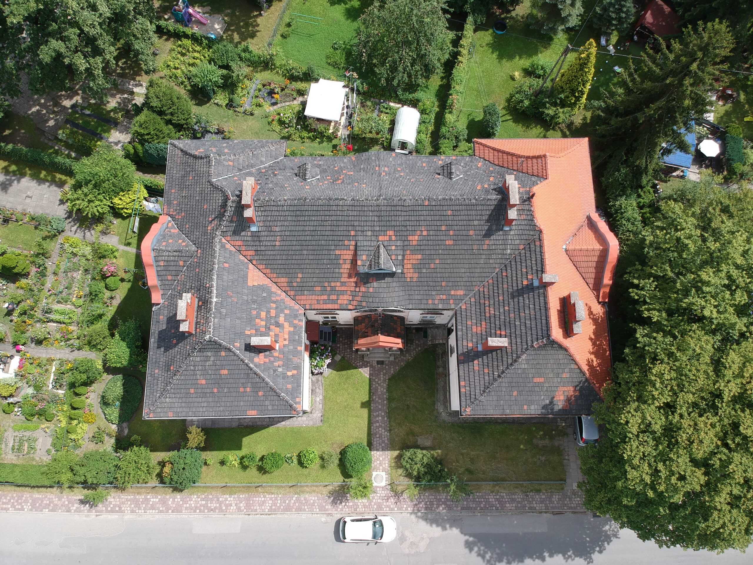 Budynek 23 – remont dachu – dofinansowanie w ramach konkursu „Ochrona zabytków Małopolski”.